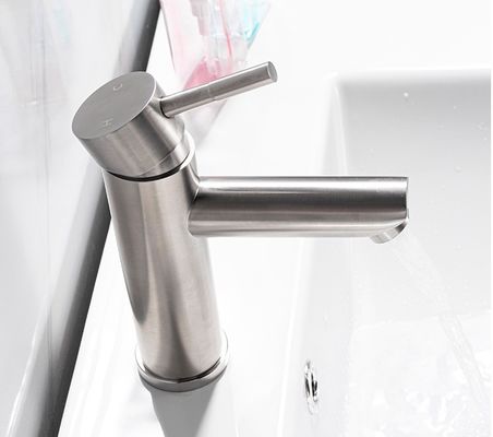 Tampan Mode Stainless Steel Keran Kamar Mandi Perlindungan Lingkungan