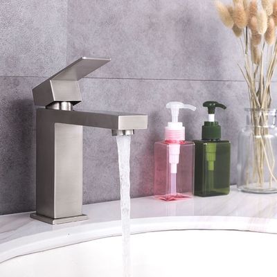 Brushed Silver 302 Wastafel Stainless Keran Panas Dan Dingin Tidak Mudah Berkarat